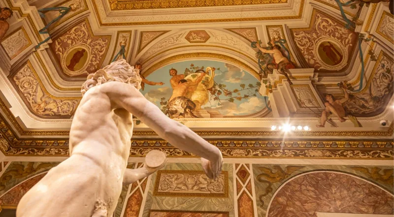 Affresco del soffitto della Galleria Borghese con scultura in primo piano