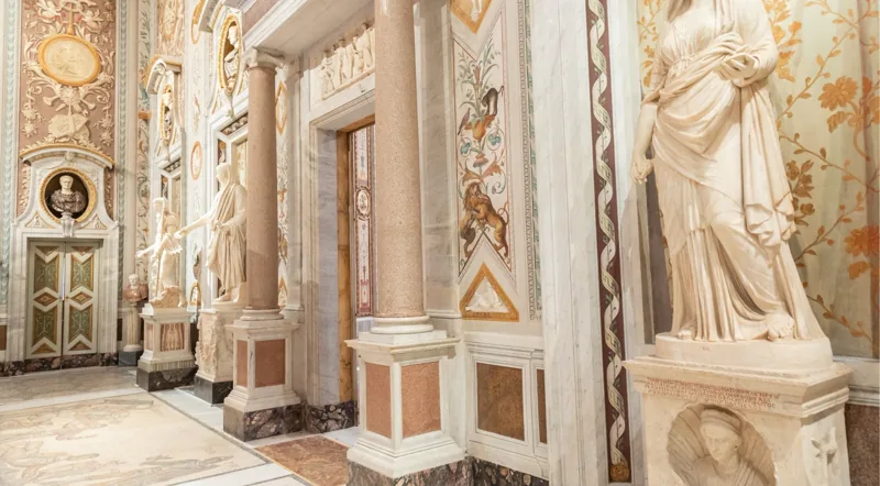 Corridoio della Galleria Borghese con sculture allineate