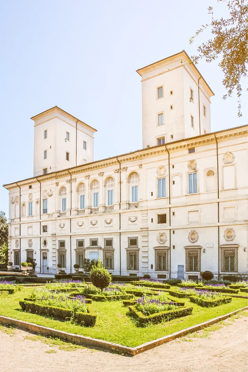 Giardini all'italiana dietro la Villa Borghese