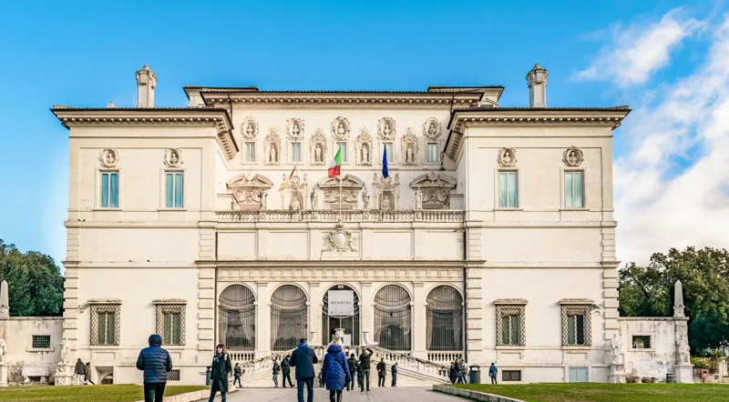 Ingresso della Galleria Borghese con insegna Bernini