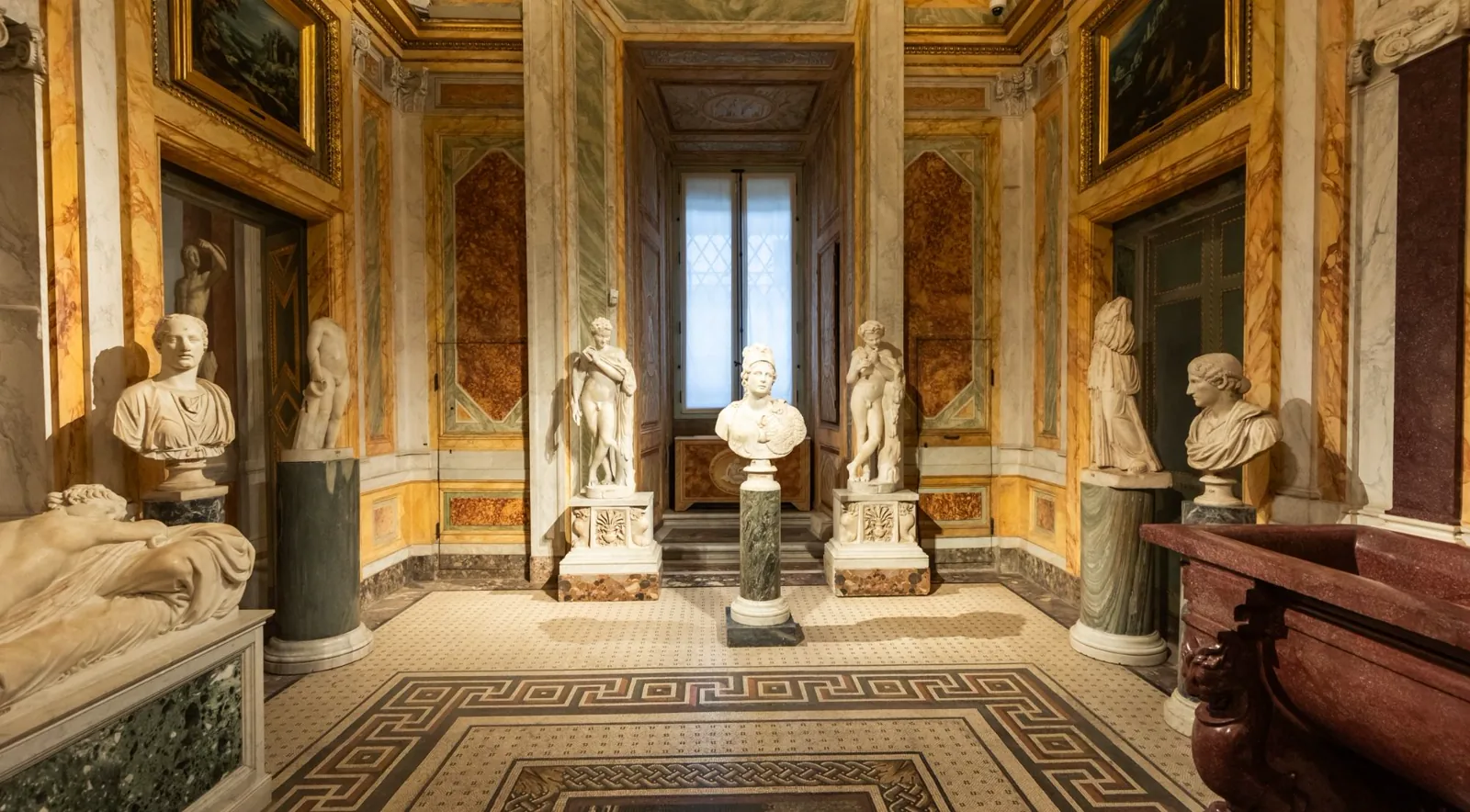 Sala interna della Galleria Borghese con sculture classiche