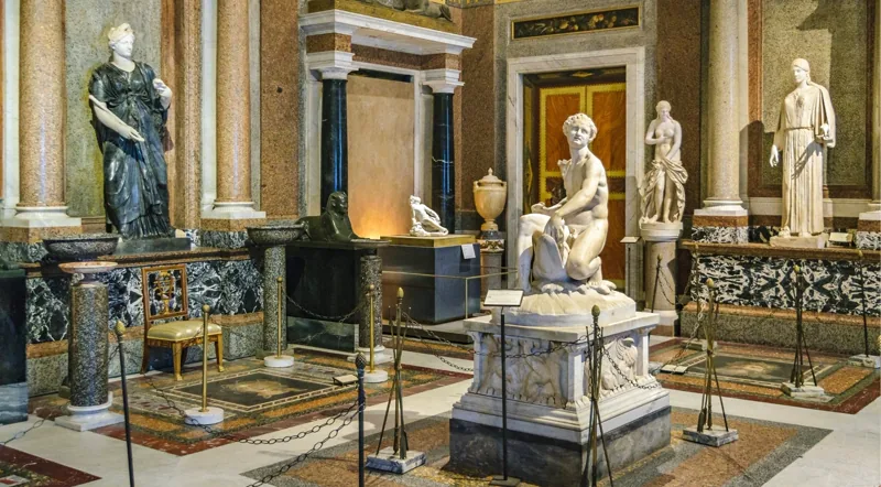 Sala interna con sculture e statue antiche