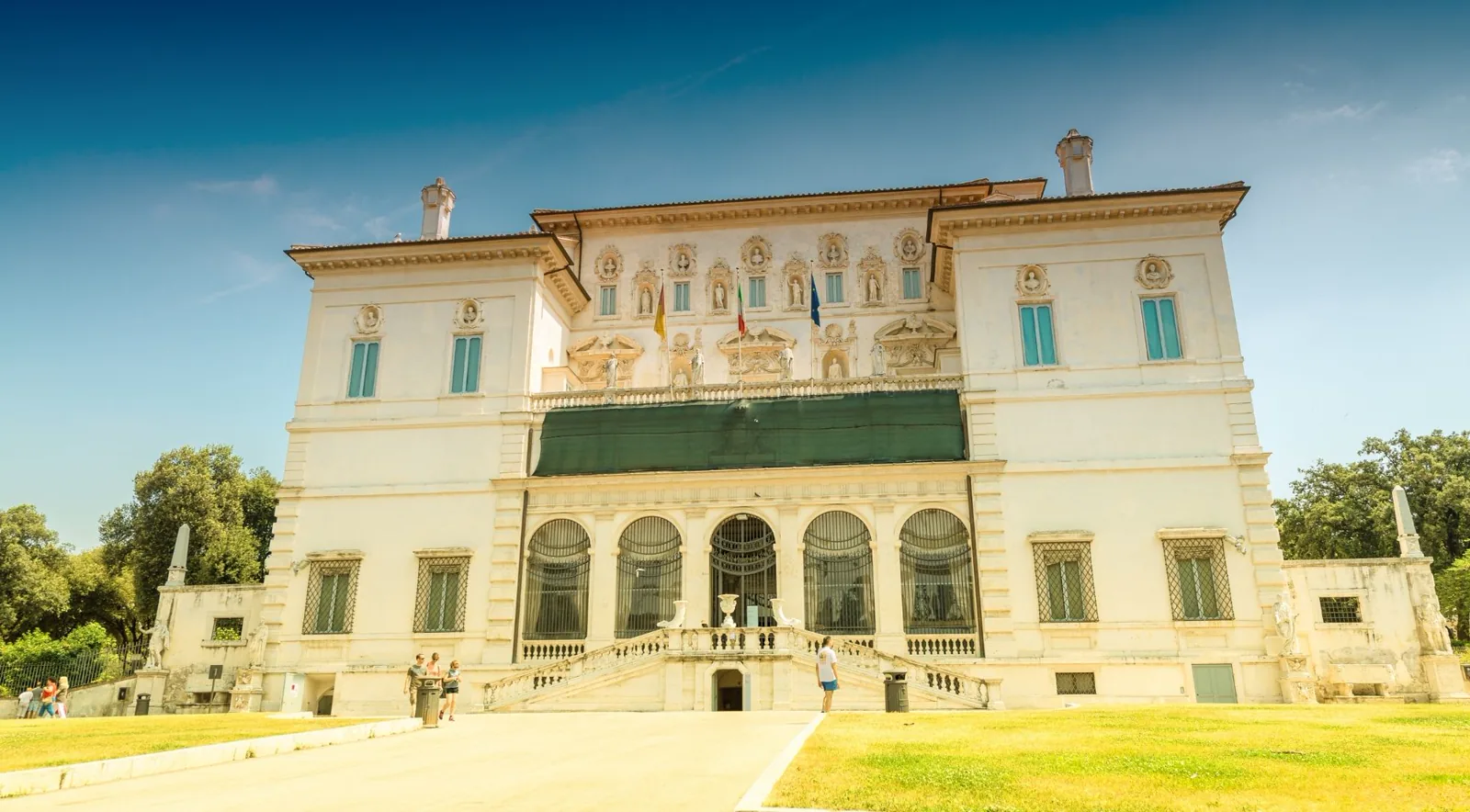 Facciata del Casino Nobile della Villa Borghese Pinciana in estate
