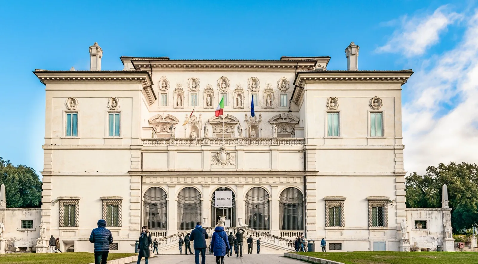 Facciata della Galleria Borghese contro il cielo limpido di Roma