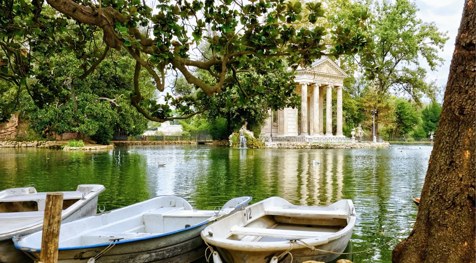 Il laghetto del Giardino del Lago a Villa Borghese con alberi e barche a remi