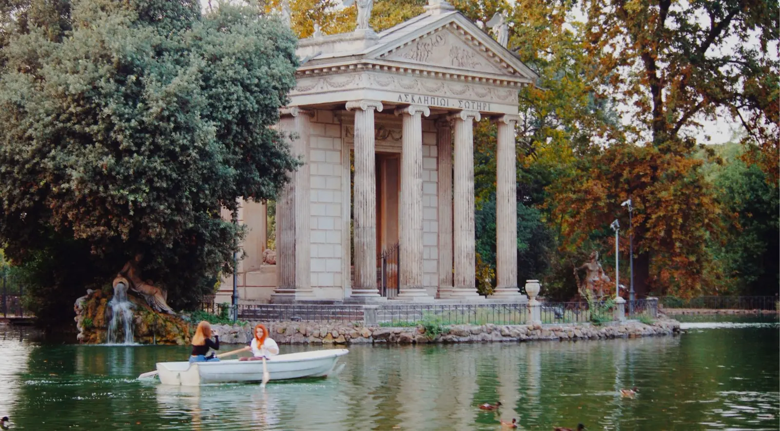 Il Tempio di Esculapio riflesso nel laghetto di Villa Borghese
